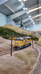 Modern UP power passes through Radum heading east towards Altamont and Tracy. #modeltrains #trains #modelrailroad #modelrailroading #scalemodel #hoscale #hoscaletrains | Golden State Model Railroad Museum