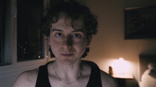 „To strašně letí.“ slyšíme to všude kolem sebe. a čím víc to slyšíme, tím víc máme pocit, že na tom něco je. možná ne proto, že by se čas zrychlil, ale proto, že ho přestáváme opravdu žít. mozek si nepamatuje dny, které jsou si moc podobné. jen je tiše přeskakuje. a pak máme pocit, že nic nezůstalo. asi bychom měli zase začít žít tak, abychom měli co pamatovat. . #vizualnidenik #cinematic #cesko #vlog