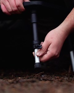 Möchten Sie am Wasser mehr Ordnung schaffen? 🤔 Dann ist unser brandneuer Revolve-Bivvy-Table genau die richtige Lösung für Sie! Mit seinem kompakten, faltbaren Design lässt er sich in Ihrem Bedchair verstauen. | Avid Carp Germany/Austria