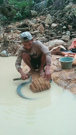 Manual Gold Extraction Techniques in Nature
