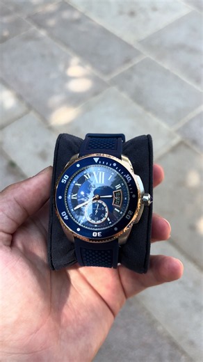 ⌚️ Une montre qui attire tous les regards. Bracelet bleu, cadran élégant et finitions qui font la différence. 💙✨ Le genre de pièce qui complète une tenue sans en faire trop. 📩 Disponible chez Maison du Temps. Envoie-nous un message pour plus d’infos. #MaisonDuTemps #Montre #LuxuryWatch #WatchTok #Style