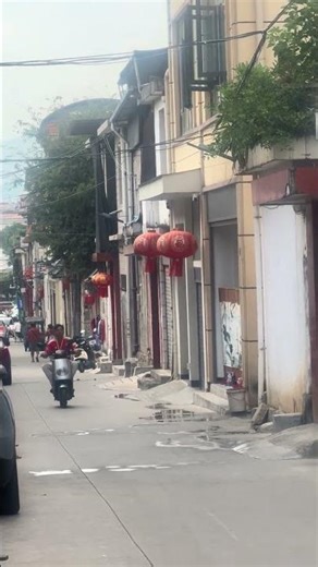 Motorcyclist splashed by water thrown from window in Yunnan, China