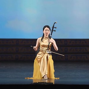 The techniques used in "Yangzhou Folk Song" are unique to the Jiangnan style of erhu performance, with many sliding glissando notes and trill embellishments. These characteristics are derived from the "Jiangnan Sixing," or silk style of music, which reflects the delicate elegance of melodies from the Jiangnan region, south of the Yangtze River | Love Art