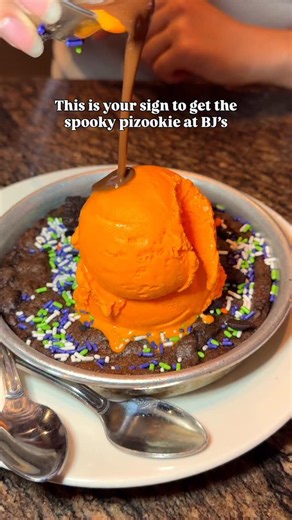 Run over to @ for their Spooky Pizookie 🎃 it’s a cookies n cream cookie topped with Oreo crumbs plus Halloween sprinkles stacked with vanilla ice cream with a chocolate sauce topping 🤤 BJ’s also has a seasonal Unlucky Ducky cocktail & Orange Scream-sicle drink! 🎃 @bjsrestaurants Follow @foodwithbros ☝️ for more OC/LA eats #bjs #bjsbrewhouse #pizookie #icecream #desserts #spookypizookie #spookyseason #cookie | Food With Bros