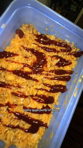 And 1 incredibly ashy kneecap Definitely the most vascular I’ve seen my legs hopefully I start to see some more cool stuff soon before I let the food nightmares get to me and make me 200lbs in a week again . . . . . . . . #legday #cut #vascular #mealprep #formulalamp