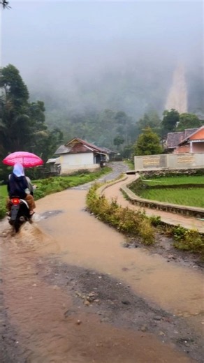 Suasana Hujan Deras Turun Mengguyur Kampung Ini Bikin Jalan Becek Banjir #village #hujan #shorts
