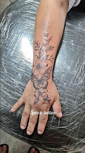 Isso não é apenas um desenho, é arte viva! #tatuagemfeminina #fineline #tatuagemdeborboleta #floral