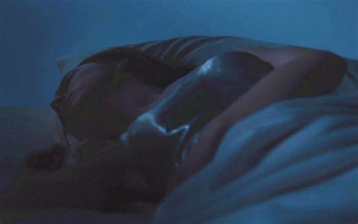 外星生物寄居在女孩体内，感受到了作为女人的潮来潮往，不愿回去