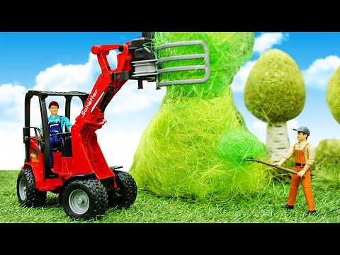 Spielspaß mit Bruder Autos. Der Traktor steckt im Schlamm fest. Spielzeug Video für Kinder