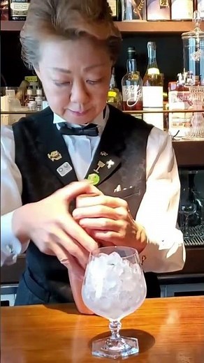 ブルーハワイ🍸暑い日にピッタリな美しく美味しいカクテル🤤一流のレシピ‼️ #カクテル #作り方 #夏 #ブルー #青 #ハワイ