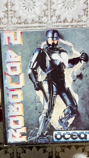 Сьогодні відкриваю справжню пам’ятку епохи — комплект RoboCop 2 для ZX Spectrum. Дивимось, що всередині, оцінюємо дизайн упаковки і згадуємо, чому ця гра стала однією з культових для 8-бітних шанувальників! #RoboCop2 #ZXSpectrum #RetroGames #GamesFanStream #ZXReview #OldGames #8bitGaming #РетроОгляд | Volodymyr Sapon