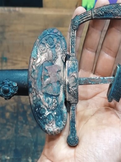 ¡Esta espada antigua vale 400.000 dólares después de la restauración! #renovación #abandonado #fabricación #creativo #repair