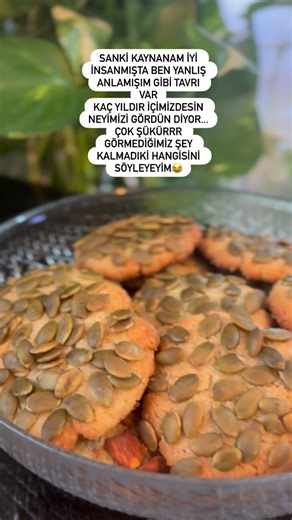 Önlüksüz Chef 🧑‍🍳 on Instagram: "Çekirdekli Kurabiye 👩‍🍳 Malzemeler Kurabiye Hamuru İçin: • 125 gr oda sıcaklığında tereyağı • 1 adet yumurta • 1 çay bardağı pudra şekeri (daha az tatlı istersen miktarı azaltabilirsin) • 1/2 çay bardağı sıvı yağ • 1 paket vanilya • 1 çay kaşığı kabartma tozu • İçine: Yarım su bardağı iri kırılmış çiğ badem • Aldığı kadar un: Yaklaşık 2.5 - 3 su bardağı (ele yapışmayan, yumuşak bir hamur olmalı) Üzeri İçin: • Bolca çiğ kabak çekirdeği içi • (Opsiyonel) Çekird