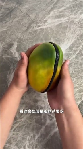 Hé, papa, dépêche-toi de me donner une mangue à manger.— Ma fille, voilà la mangue.— Papa, ce n’est