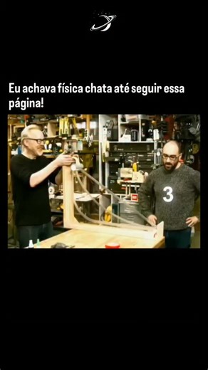 explicando fisica on Instagram: "O caminho mais rápido nem sempre é o mais curto. ⚙️ Esse experimento mostra a Curva da Braquistócrona, uma das ideias mais elegantes da física. Cada bolinha segue um trajeto diferente. A surpresa? A que faz o caminho curvo chega primeiro — mesmo percorrendo uma distância maior. Isso acontece porque o início mais íngreme faz a bolinha acelerar muito mais rápido. Ela ganha velocidade logo no começo e mantém esse embalo até o final. Já o caminho reto acelera menos n