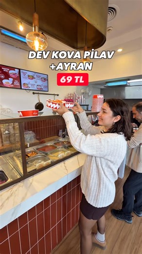 Zeynep özsoy on Instagram: "İstanbul’da çorba parasına hem pilav hem ayran ile yemek yiyebileceğiniz bir yer buldum inanılmaz ama 69 TL’ye pilav artı ayran alabiliyorsunuz Soslu tavuk, tiftik tavuk, döner tavuk ve kuru fasulye seçenekleriyle pilav üstüne salata da ekleyip kendi kovanızı oluşturabilirsiniz Yani soslu tavuk pilav + açık ayran 149 tl oluyor Menüye yeni eklenen çorba ve çay da alabilirsiniz çorba 50 çay 15 tl Burası: @masterpilavofficial #reklam ŞUBELER : 📍Meydan Avm 📍Maltepe park