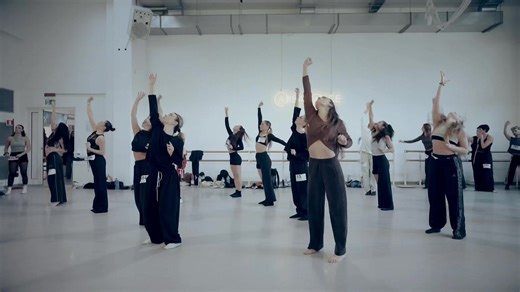 Quando entri in sala e senti subito che sta succedendo qualcosa. Grazie a ogni ballerino che ha portato presenza, verità ed energia. Questi momenti restano 🫶🏼 Choreo by me ☺️ Asst. Choreo @gioia.chiarini Video by @emiliano_dallemole