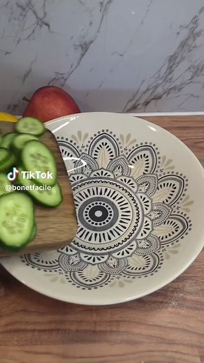 🥗 Salade Croquante au Concombre & Avocat Une salade ultra‑fraîche où le secret réside dans sa sauce crémeuse à base de fromage frais, yaourt grec et moutarde. Légère, rapide et pleine de saveurs. 1 concombre coupé en rondelles 150 g maïs 1 avocat en dés 1/2 oignon rouge émincé 1 poignée persil haché sel et poivre Déposer dans un saladier le concombre, le maïs, l’avocat, l’oignon rouge et le persil. Dans un bol, mélanger le fromage frais, le yaourt grec, la moutarde, les cornichons hachés, un fi