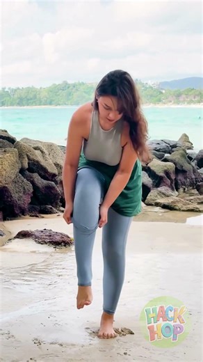 How Do You Change Your Outfit Right on the Beach?! 😮👙 #viral