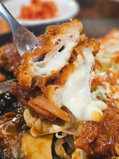 피자 한판에 만원하는 운암동 가성비 맛집🍴 #양식집 📌Information 🏠 광주 북구 북문대로49번길 11 👨‍🍳 @westernfood_official ⏱️ 영업시간 : 11:00~21:00 🅿️ 주차정보 : × 요즘같은 고물가시대 지갑 걱정 없이 외식가능한 운암동 경양식 맛집, 양식집 운암점! 피자 만원에, 치즈 듬뿍 들어간 이탈리안 돈까스가 만천원 파스타 종류도 많고 샐러드도 가격 착해서 아이들손잡고 오기 정말 좋아요 😍😍 📋 메뉴정보 고르곤졸라피자 10,000원 이탈리안돈까스 11,000원 살치살샐러드 12,000원 쉬림프로제파스타 14,000원 #주노운암동 #주노_운암동 #주노맛집