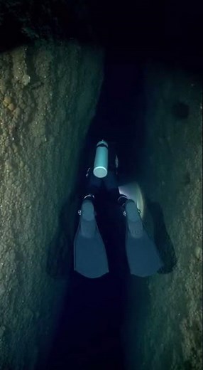 😱 Brave Diver Enters Tiny Underwater Cave 🌊 | Deep Sea Mystery Exploration in 4K #underwater #cave