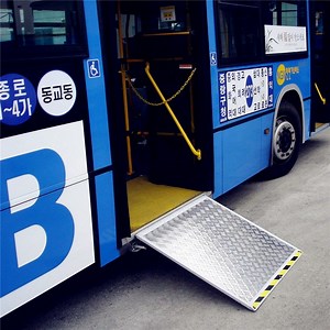 [Hot Item] Electric Wheelchair Ramp for City Bus