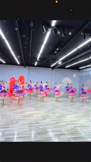 ✨️ DÁNG HÌNH ĐẤT NƯỚC QUA NHỮNG ĐIỆU MÚA DÂN GIAN - DÂN TỘC VIỆT NAM ✨️ 🌾 Trải dài khắp ba miền đất nước, mỗi vùng miền đều mang một sắc màu văn hóa riêng, và những giá trị ấy không chỉ hiện hữu trong lời ca, tiếng hát mà còn tỏa sáng qua những điệu múa dân gian, dân tộc. 🌾 Mỗi điệu múa hiện lên như nhịp sống của con người và vùng đất, nơi chuyển động mềm mại hòa cùng tâm hồn dân tộc, tạo nên khung cảnh sinh động đậm nét bản sắc Việt. Tất cả đã hòa quyện, tạo nên bản hòa ca rực rỡ mang tên Dán