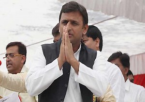 Black flags shown to CM during visit to riot-hit Muzaffarnagar