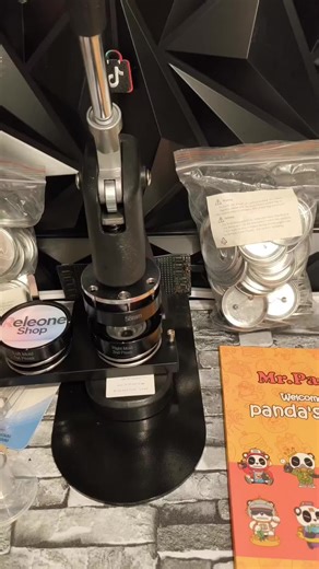 VEVOR Buttonmaschine AllinOneSet mit zwei Größen komplett gebrauchsfertig. Robuste Aluminiumlegierung verstärkte Feder einfache Bedienung auch für Kinder. Inklusive Formen Schneidewerkzeuge Papier und PandaVorlagenbuch. Perfekt für individuelle Anstecker Schlüsselanhänger Flaschenöffner und mehr. Schnell langlebig kreativ das ideale Geschenk für Bastelfans und kleine Unternehmer. #Buttonmaschine #DIYButtons #blackfriday #UnboxYourDeals #tiktokshopdeals