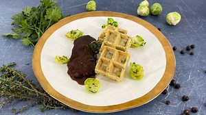Kaffee oder Tee: Rezept: Sauerbraten mit Kräuterwaffeln und Rosenkohlblättern