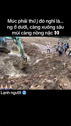 Hai mẹ con ôm nhau dưới bùn ở Làng Nủ
