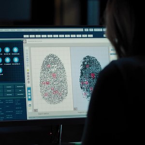 Lejla ist Studentin im Bereich der Verwaltungsinformatik beim BKA. Informationstechnik ist heute mehr denn je unverzichtbare Grundlage einer erfolgreichen Verwaltung und Polizeiarbeit. Bewirb Dich jetzt auf den dualen Studiengang – noch bis zum 17.07.2022! | Bundeskriminalamt