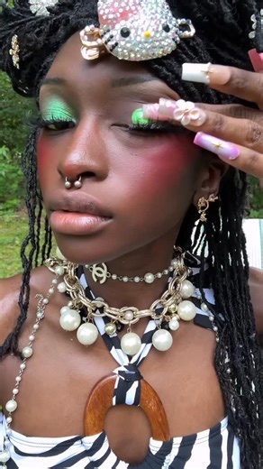steph 🎀 on Instagram: "Green eyeshadow tutorial 🧚 lipgloss in shade Fuchsia Flex 💖 @fentybeauty #fyp #makeup #green #greeneyeshadow #fairy #creativemakeup #whimsical #ethereal #whimsygoth #makeuptutorial #duochrome #glittermakeup #blackgirlmakeup #editorial #darkskinmakeup #decora #maximalism #outfit"