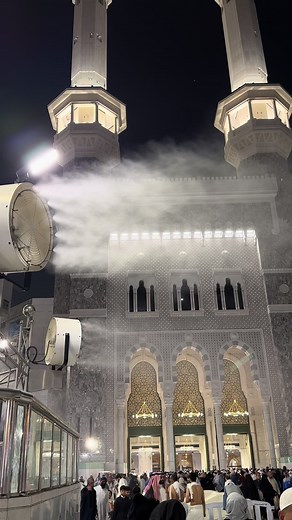 صلاة المغرب من المسجد الحرام في مكة المكرمة