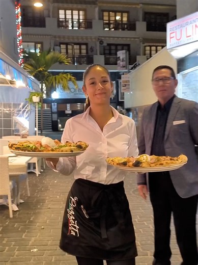 En La Piazzetta del Mar, la armonía del servicio se une a la frescura del mar. 🐟✨ Cada sonrisa refleja la pasión por lo que hacemos y cada detalle está cuidado para ofrecer una experiencia que combina calidad, atención y autenticidad. 💙 📍 Calle la Paloma 2, Los Cristianos 📞 Reservas: 34 922 30 61 85 #LaPiazzettaDelMar #RestauranteDePescado #LosCristianos #TenerifeFood #CocinaDeCalidad