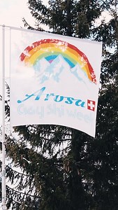 Morgen startet die Arosa Gay Ski Week! Bestes Wetter, tolle Stimmung und eine Woche voller Highlights warten auf dich.🌞🏔️🍾🎉 Wir freuen uns auf euch! #arosa #arosagayskiweek #lgbtq #lgbt | Arosa