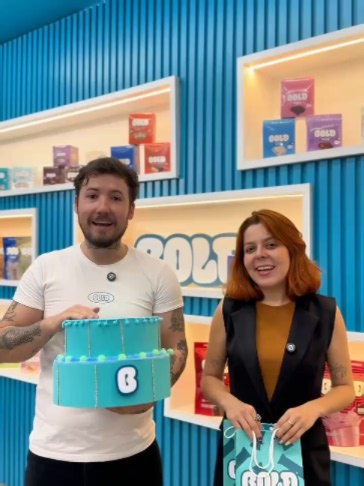 O segredo finalmente foi revelado: vem aí a LIVE DE ANIVERSÁRIO DA BOLD! Estamos preparando tudo para comemorar com vocês e, claro, não poderiam faltar surpresas nessa festa. Já anota na agenda: dia 14, às 10h. Esperamos vocês! 💙🎂🎉 #BDAYBOLD #BOLDSalvagostoso #BOLDsnacks #liveBOLD