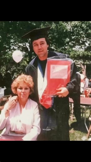 Adry Salsa on Instagram: "En 1985, el panorama de la música latina se detuvo para ver a uno de sus mayores exponentes alcanzar la cima académica: Rubén Blades recibiendo su título de Maestría en Derecho Internacional de la Universidad de Harvard. Lo que hizo este momento verdaderamente inolvidable fue la presencia de su madre, Anoland Díaz, testigo del fruto de su sacrificio. Esta imagen no solo representa un logro personal, sino que valida la filosofía que el "Poeta de la Salsa" siempre ha pred