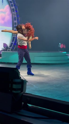 The Disney stage show failed 😂❤️#performancefail #onstagefail #showtime #disney #iceskating