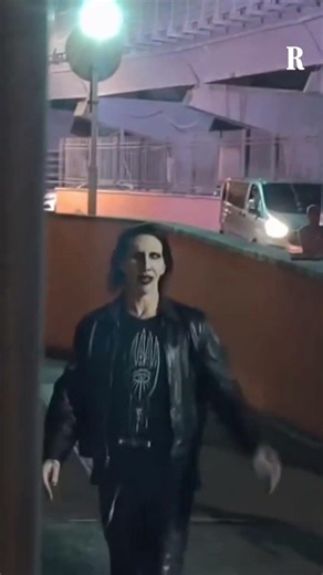 Marilyn Manson saluta i fan dopo il concerto a Roma