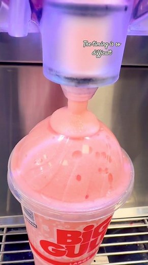 Pink Pina Colada Slurpee at 7 Eleven #slurpee #7eleven #drinkmachine #piñacolada