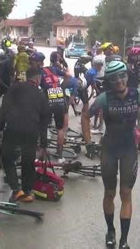 This is how the terrible crash happened 23 kilometers from the finish line in the Giro d'Italia
