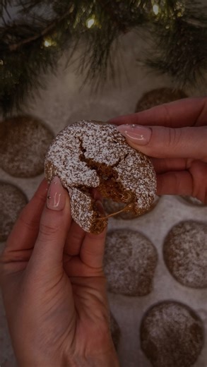 PIA on Instagram: "𝐃𝐮𝐦𝐥𝐞-𝐩𝐢𝐩𝐚𝐫𝐢𝐭 🥹😍✨ Siis mä en oikein edes ole niinkään Dumlen ystävä, mut nää on super hyviä!😍 Varsinkin lämpimänä! Näihin 𝐭𝐚𝐫𝐯𝐢𝐢𝐭 𝐯𝐚𝐚𝐧 𝐩𝐢𝐩𝐚𝐫𝐢𝐭𝐚𝐢𝐤𝐢𝐧𝐚𝐚 𝐣𝐚 𝐃𝐮𝐦𝐥𝐞𝐣𝐚, halutessasi voit ripotella päälle tomusokeria✨ Sulata taikina ja tee taikinasta pieniä palloja. Paina dumle taikinapallon keskelle ja pyöritä uudelleen palloksi. (Varmista, että pallot ovat täysin tiiviitä, ettei Dumle pääse paistaessa valumaan pois❗️) Aseta pallot uuni