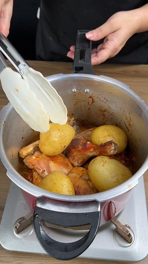 15K views · 269 reactions | Poulet rôti à la cocotte minute prêt en quelques minutes seulement ! | Manuel de Recettes | Facebook