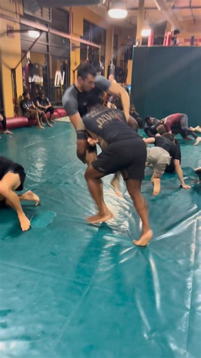 Xavier Lee on Instagram: "Blast double, Triangle defense, BODY LOCK PASS Just two heavy weights clashing 🔥🔥 27 more days until worlds • • • • • • • • • • • • • • • • • • #bjj #wrestling #adcc #ibjjf #diet #nogi #goal #takedown #doubleleg #latdrop #jet2 #foryou #explorepage #christmas #jujitsu #reels #explore #gymnastics #bjjgirls #jiujitsugirls #grappling #wno #bodybuilding #combatsports #weightlossjourney #bigboys #simonebiles #jujitsumemes #whitebelt #purplebelt"