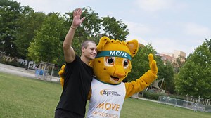 Bewegung ist gesund und hält fit. Gemeinsam mit Wincent Weiss und der Deutsche Sportjugend dsj wollen wir Kinder und Jugendliche wieder mehr für Sport begeistern. Dazu haben wir die Bewegungskampagne "MOVE" gestartet. Mehr dazu im Video. | Bundesministerium für Bildung, Familie, Senioren, Frauen und Jugend