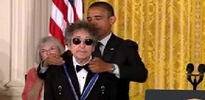 Obama rinde homenaje a Bob Dylan con la Medalla de la Libertad
