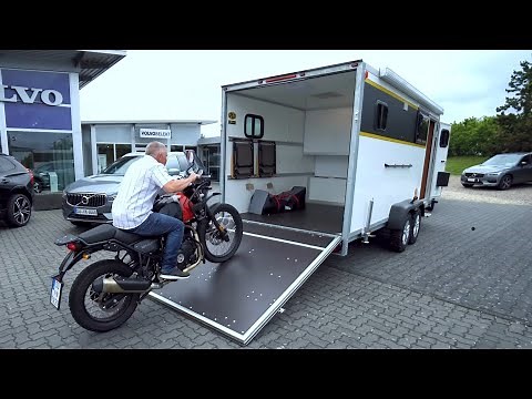 Space Caravan Motorrad Wohnwagen für 2 dicke Harleys 2021. Campen mit den Bikes im Zimmer nebenan.