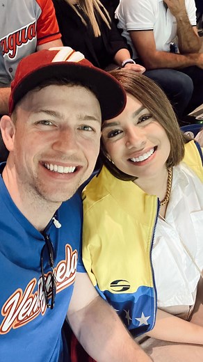 Jonathan Pfaehler on Instagram: "Yo jugué béisbol hasta los 21 años y he ido a 8 estadios profesionales y más de 20 partidos de MLB en Estados Unidos y JAMÁS había gozado tanto como ayer 🙌🏻🤩🇻🇪 me reí, grité a todo pulmón, aprendí refranes como “UUUUUN HIIIIT” o “POOOONCHEE” que no sabía y hasta los viejitos gritan con gusto y emoción…y el pana delante de nosotros me dio tanto high five de tantos momentos claves en el juego que mi mano parecía un tomate 🍅🤣 tantos altibajos en un partido so