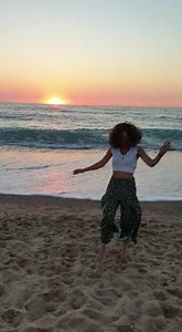 Patricia avait du mal à se lever le matin, et du mal a évacuer le stress de son travail, il y a seulement 2 mois elle a fait le choix de rejoindre l’accompagnement de Marie Mathilde, kinésithérapeute diplômée d’état et prof de yoga au travers des routines YOGA BANANA. Depuis ce jour, elle se lève avec le sourire, elle a énormément gagné en souplesse et se sent mieux dans son corps, elle a retrouvé sa joie de vivre au travers de son épanouissement personnel. Le yoga c’est bien plus qu’une activit